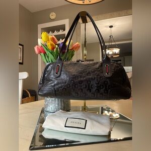 Gucci Brown Leather Shoulder Bag with Elegant Design